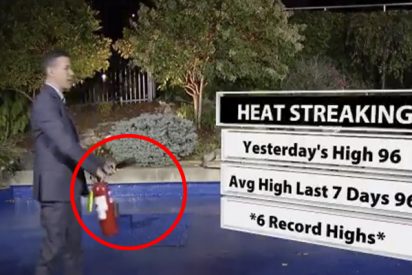 Este presentador la l&iacute;a gorda con un extintor de incendios en un informativo en directo