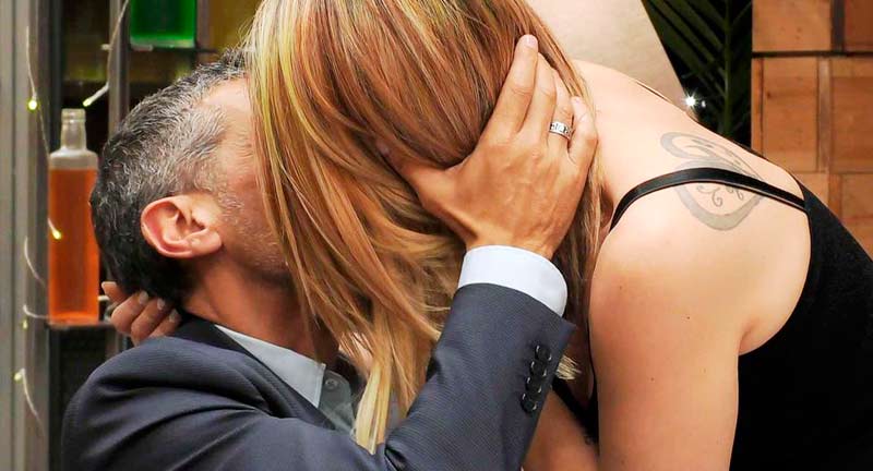 A Juli&aacute;n y Olga les puede la pasi&oacute;n y se gustan tanto que dejan de cenar en 'First Dates' para besarse
