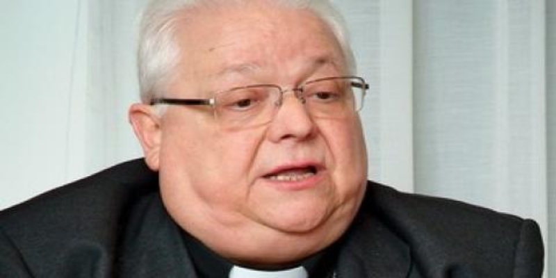 Con la Iglesia hemos topado: La pancarta golpista retirada del Ayuntamiento de Gerona cuelga ahora de un edificio del Obispado