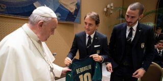 Francisco recibe a los jugadores de la selecci&oacute;n italiana de f&uacute;tbol