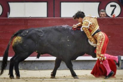 Gonzalo Caballero sufre una espeluznante cornada al entrar a matar a su primer toro en Las Ventas
