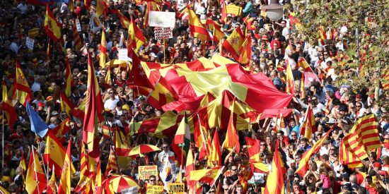 Barcelona se llena de banderas de España en la gran marcha constitucionalista y los 'separatas' sudan de rabia