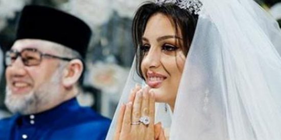 La ex mujer rusa del rey de Malasia pasa por apuros económicos y empeña el anillo de boda para mantener a su hijo