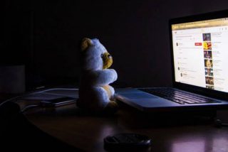 Madre encuentra a su hija adolescente desaparecida tras descubrir sus videos en Pornhub