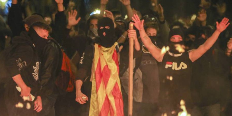 Pedro Sánchez y su equipo reeditan la batalla del desfiladero de las Termópilas, en la Via Layetana de Barcelona