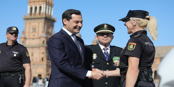 Moreno muestra el apoyo de Andalucía a la "impagable" labor de la Policía Nacional en Cataluña