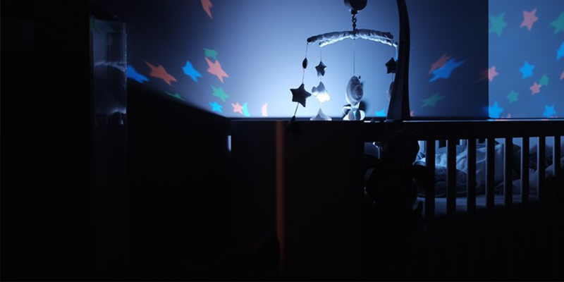 Mujer se lleva un gran susto al ver un 'fantasma' en la cuna de su hijo, pero todo era culpa de su marido