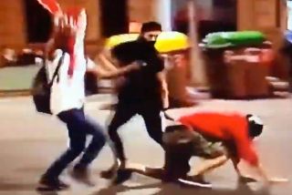 Peleas en Barcelona: manifestantes espa&ntilde;olistas sacuden una tremenda paliza a un CDR con casco