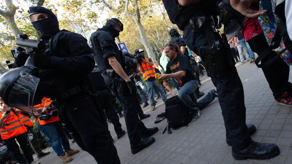 Los fanáticos golpistas de Barcelona 'se pasaron de la raya': la Policía les incauta éxtasis y metanfetaminas en mochilas y riñoneras