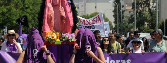 El juez absuelve a las acusadas por la procesi&oacute;n de la vagina de pl&aacute;stico en Sevilla
