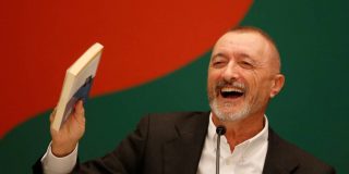 Arturo P&eacute;rez-Reverte averg&uuml;enza a quienes le piden que haga el 'cu&ntilde;ao' en Twitter hablando del coronavirus