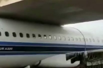 Un transportista libera este avi&oacute;n atrapado bajo un puente