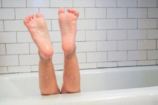 Una mujer pasa cuatro d&iacute;as tirada en la ba&ntilde;era y le piden una factura por el rescate que no puede pagar