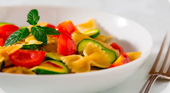 plato farfalle con verduras