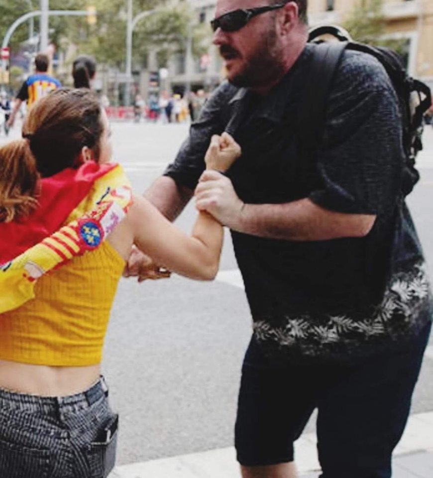 Las redes se unen para cazar a otro matón que agredió brutalmente a una joven con la bandera de España