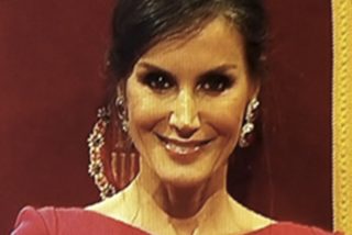 La enigm&aacute;tica sonrisa de la Reina Letizia mirando a c&aacute;mara