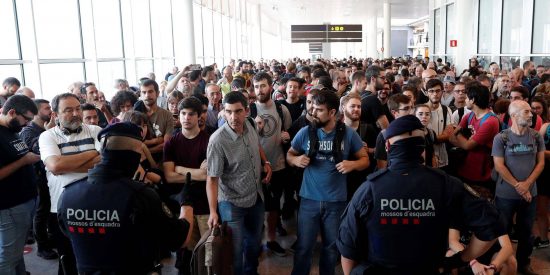 El Tsunami se cobra su primera víctima: un ciudadano francés con problemas de corazón, fallece de un infarto después de tener que andar 4 kilómetros en El Prat