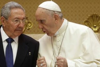 El Papa va de mal en peor: ahora equipara a cristianos y comunistas