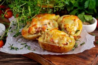 patatas rellenas de queso y beicon