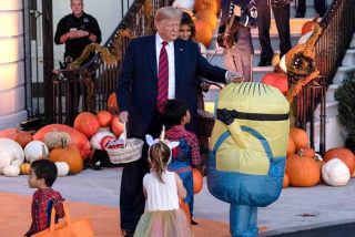 Trump la l&iacute;a al intentar dar golosinas a un ni&ntilde;o en Halloween