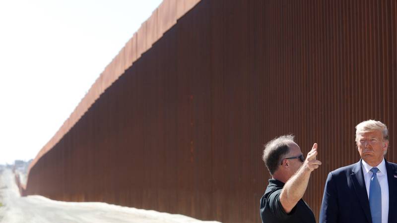 Los contrabandistas mexicanos usan simples sierras para cortar y pasar la nueva 'super barrera' fronteriza de Trump