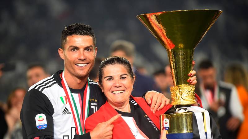 La madre de Cristiano Ronaldo afirma que hay una "mafia" que no deja a su hijo ganar más premios individuales
