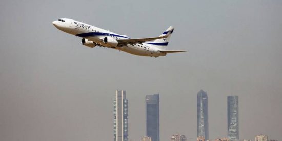 Este veterano avión Boeing se despide de su aerolínea israelí trazando un curioso 'dibujo' en el aire