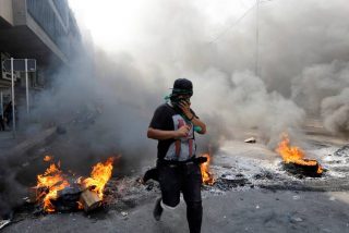 As&iacute; atacan los manifestantes iraqu&iacute;es el consulado de Ir&aacute;n en Karbala y cambian su bandera por otra de Irak