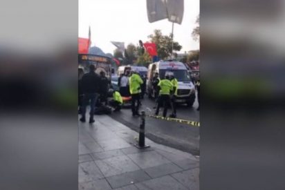 Momento en que un autob&uacute;s ebiste una parada en Estambul y su ch&oacute;fer ataca con cuchillo a los que imped&iacute;an que huyera
