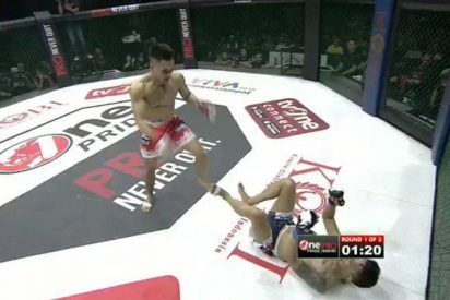 Este luchador se niega a levantarse en pleno combate y pierde al ser sorprendido con una lluvia de patadas en las piernas 