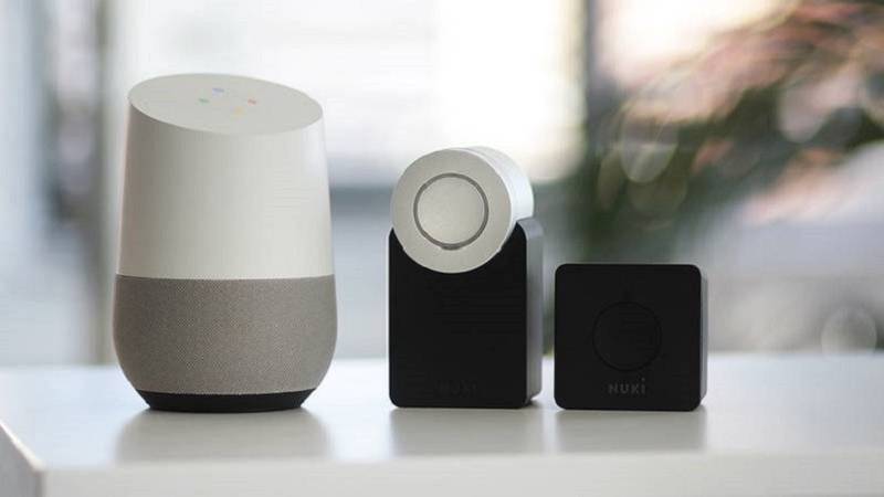 ¡Mucho ojo!: Logran ’hackear’ a Alexa, Siri y Google Home a cientos de metros de distancia con punteros láser y linternas