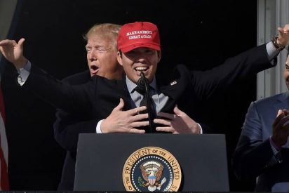 Momento en el que Trump recrea el ic&oacute;nico momento de 'Titanic', al abrazar a una estrella del b&eacute;isbol