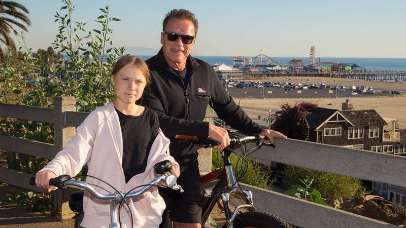Schwarzenegger da un paseo en bicicleta con Greta Thunberg: "Es una de mis h&eacute;roes&rdquo;