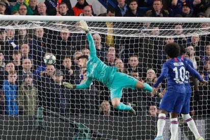 Kepa se marca un autogol con la cara y provoca las burlas de uno de sus compa&ntilde;eros del Chelsea