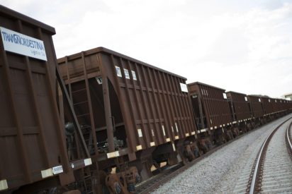 V&iacute;deo viral: Un hombre con poco aprecio por su vida se graba a s&iacute; mismo mientras corre sobre los vagones de un tren en movimiento