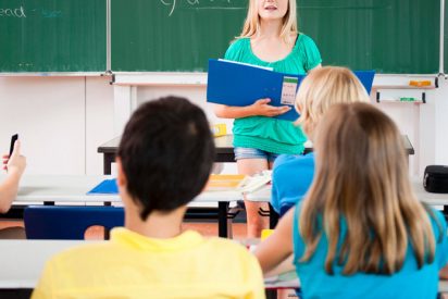 Ni&ntilde;o de 9 a&ntilde;os decide usar el dinero de su cumplea&ntilde;os para darle un "aumento de sueldo" a su maestra