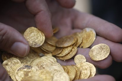&iexcl;Impresionante!: Desentierra miles de d&oacute;lares en monedas de oro del siglo XVI mientras busca un anillo de bodas