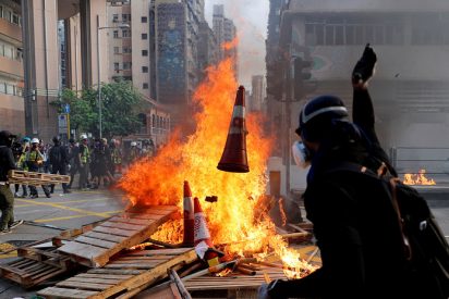 V&iacute;deo XXX: Prenden fuego a un hombre por discutir con manifestantes en Hong Kong