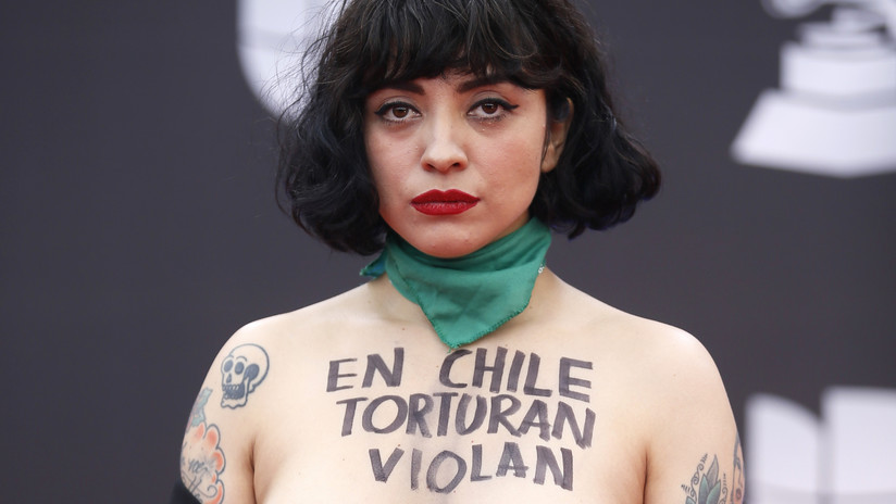 Mon Laferte enseña sus pechos en los Grammy Latinos para protestar contra la violencia en Chile