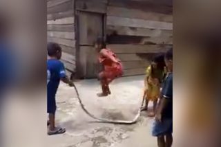 V&iacute;deo viral: Estos ni&ntilde;os 'saltan a la comba' con una serpiente muerta