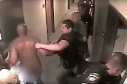 V&iacute;deo viral: Polic&iacute;as sacan desnudo de una habitaci&oacute;n de hotel a este secuestrador durante la operaci&oacute;n de rescate de una ni&ntilde;a de 8 a&ntilde;os