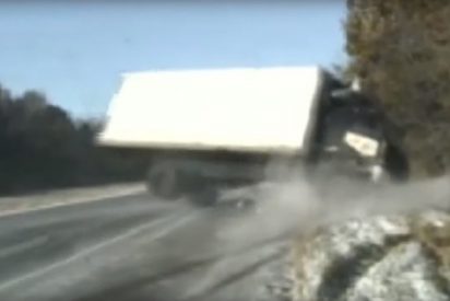 V&iacute;deo viral: Este cami&oacute;n casi aplasta a unos polic&iacute;as tras volcar sobre una carretera congelada