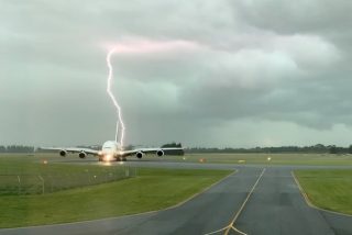 Un rayo casi impacta en este avi&oacute;n de pasajeros en Nueva Zelanda