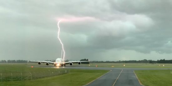 Un rayo casi impacta en este avión de pasajeros en Nueva Zelanda
