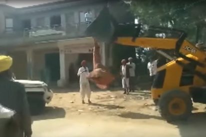 V&iacute;deo viral: Esta anciana se cuelga y vence a una excavadora en la India