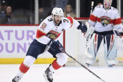 Vídeo viral: Este jugador de hockey de la NHL pierde 9 dientes al impactarle el disco en la boca