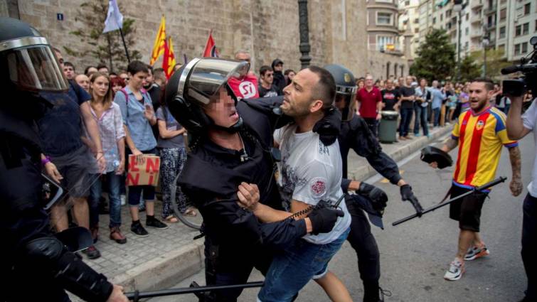 El Gobierno de S&aacute;nchez financia a centros independentistas que ense&ntilde;an &lsquo;guerrilla urbana&rsquo; contra la Polic&iacute;a