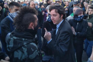Vea el momento en el que Francisco Nicol&aacute;s planta cara a los CDR que intentan agredirle en Barcelona