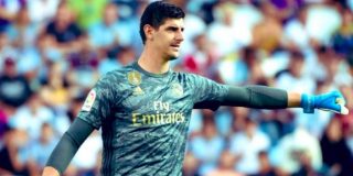 Courtois evita la debacle de un Real Madrid penoso ante un Sevilla con un jugador menos