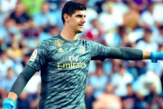 Courtois evita la debacle de un Real Madrid penoso ante un Sevilla con un jugador menos